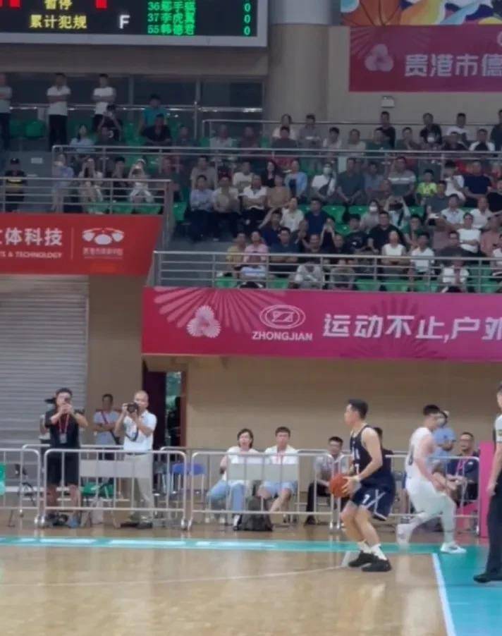 球队队内合练顺利进行，各方战术默契